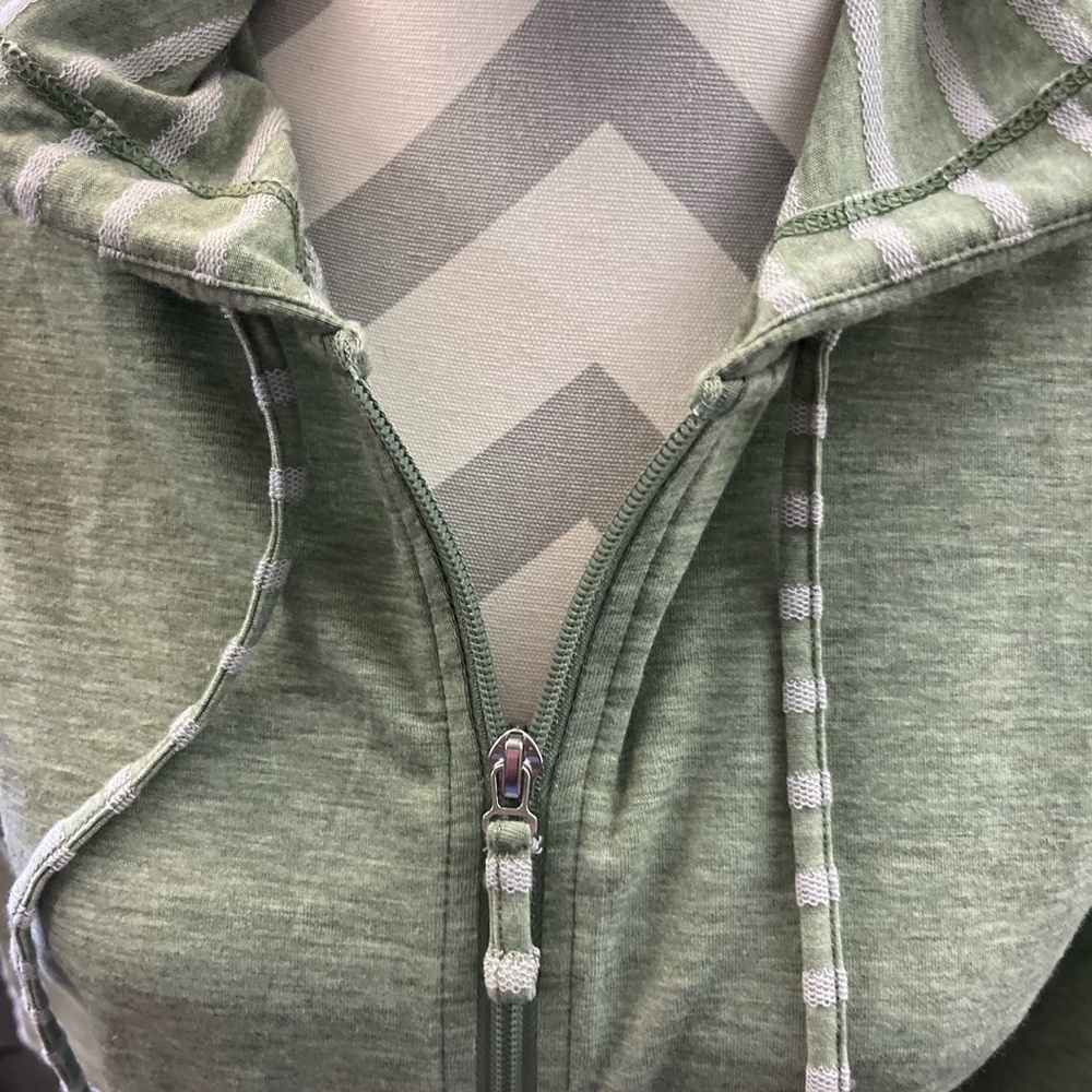 Chicos weekend lightweight. Zip top.